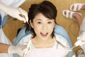 歯医者さんで歯科治療を受ける女性